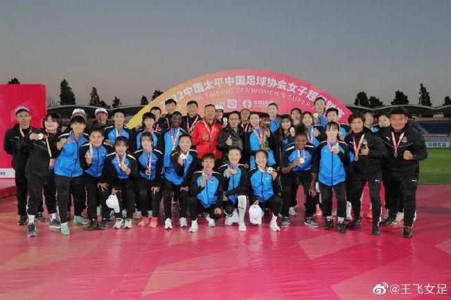 苏成峰冷哼一声，道：能有什么解决办法？所有矛头都是指向我的，除非我站出去挨打，否则这件事就永远没有交代......说着，苏成峰想起什么，急忙道：对了守道，你赶紧准备一笔现金，给刘战在珍宝阁打死的那些受害人家属送过去，无论如何，要让他们出面录制一个谅解视频，然后把所有人谅解的视频剪辑成一条、传到网上去。