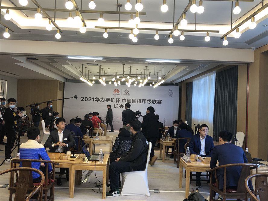在阿榔的青春岁月中，师傅陈铁寒的女儿玉兰和他一起走过